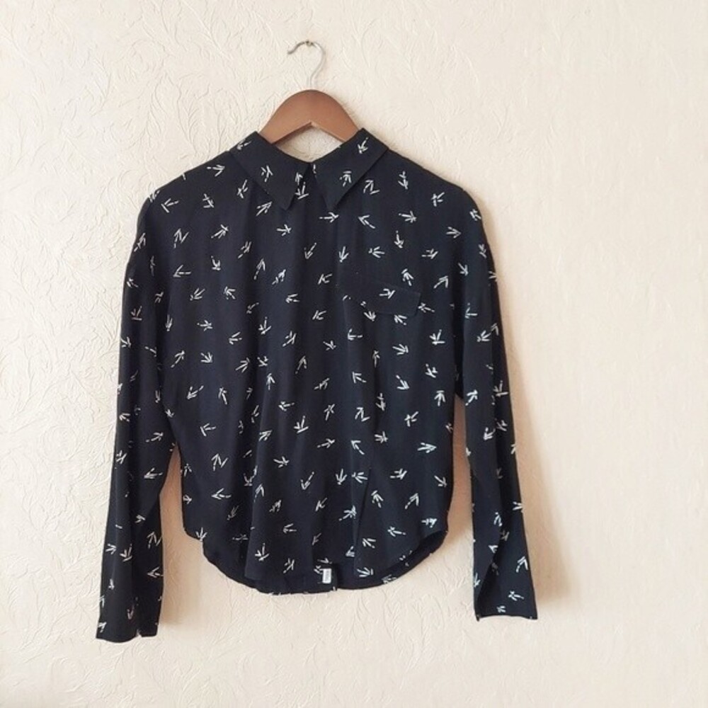 Vintage Blouse Pointed Collar Black Print Rayon Button Back Long Sleeve Sz Small